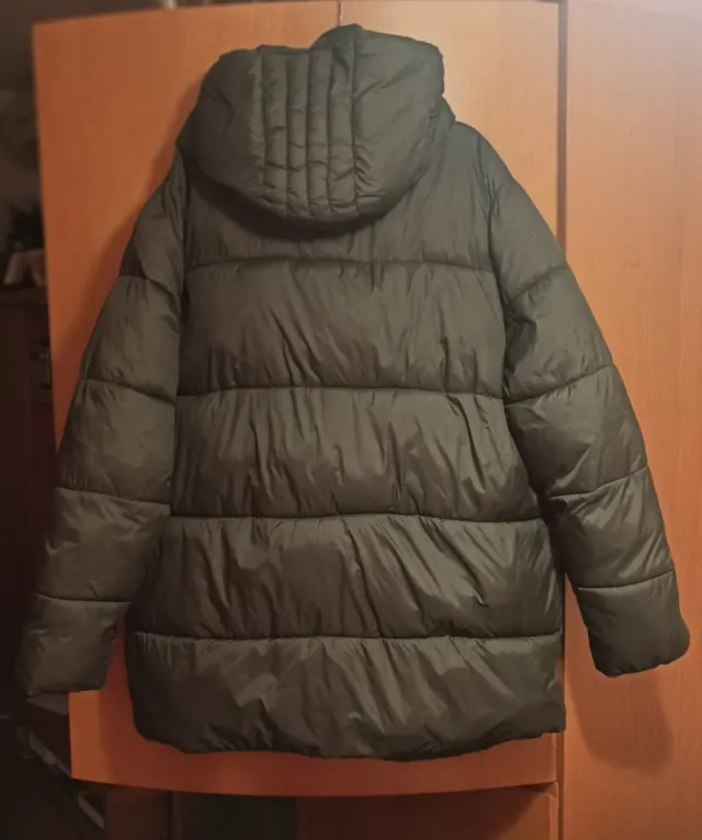 Abrigo verde acolchado con capucha