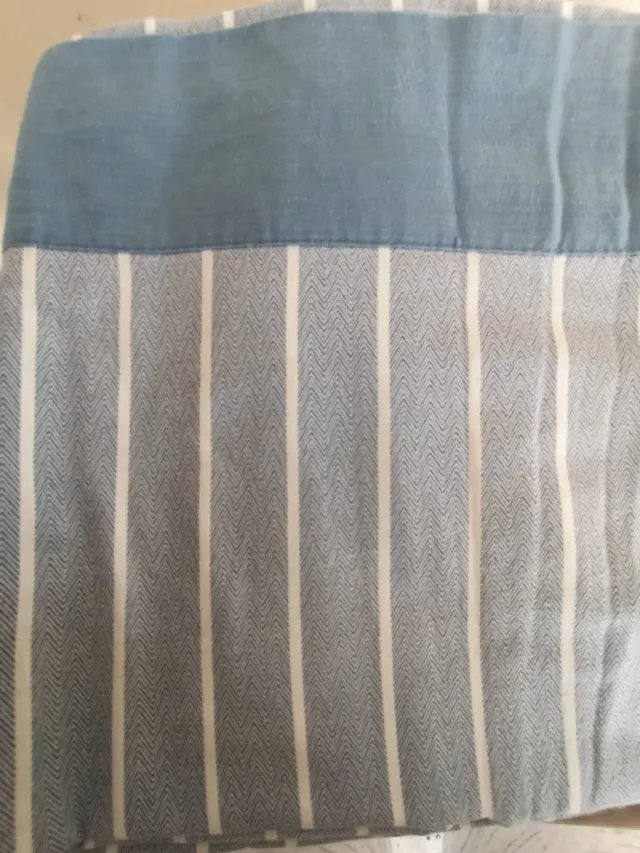 Sábanas de tela azul y blanco