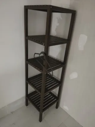 Estantería de pie y pared de madera