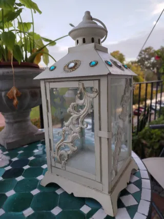 Farol decorativo blanco con detalles turquesa