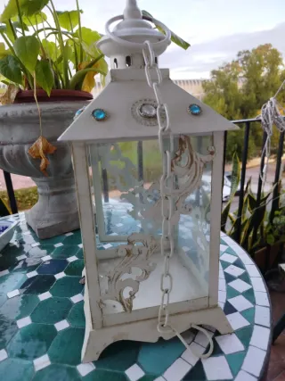 Farol decorativo blanco con detalles turquesa