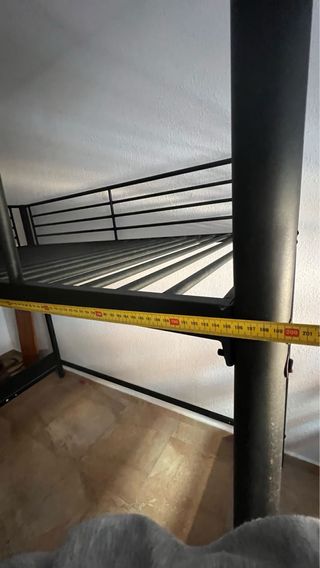Litera metálica negra con escalera