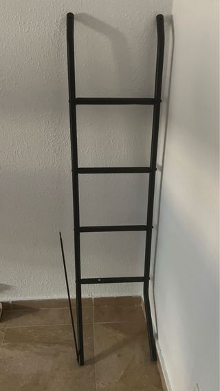 Litera metálica negra con escalera
