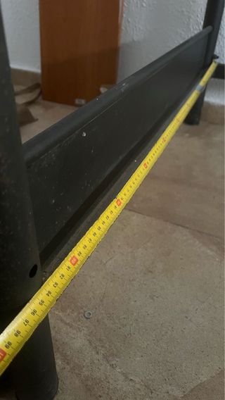 Litera metálica negra con escalera