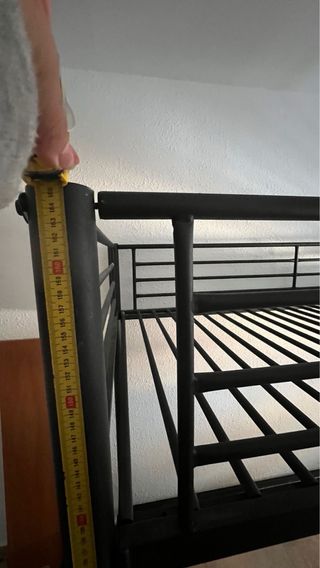 Litera metálica negra con escalera
