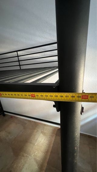 Litera metálica negra con escalera