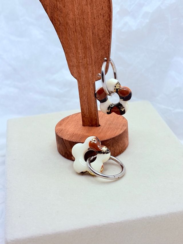 Pendientes artesanales florales.