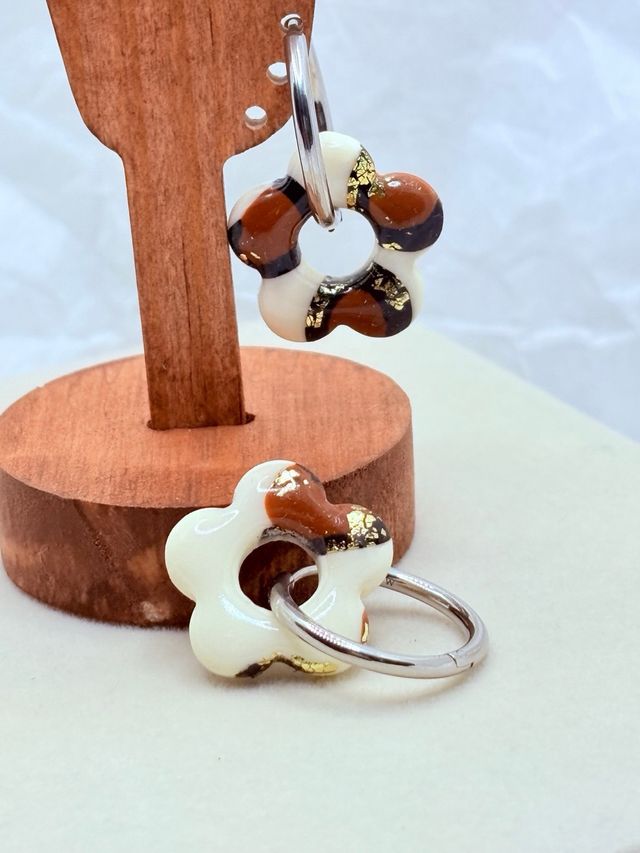 Pendientes artesanales florales.