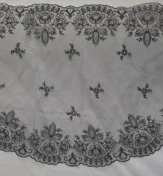 Mantilla corta negra 115x56 media luna