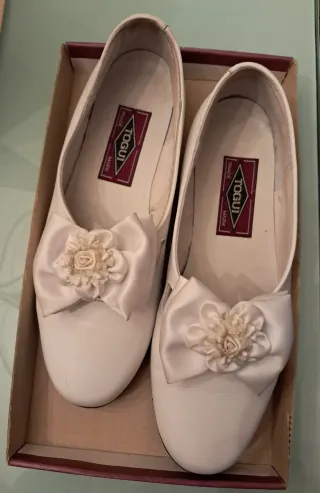 Zapatos TOGUI blancos con lazo y flor