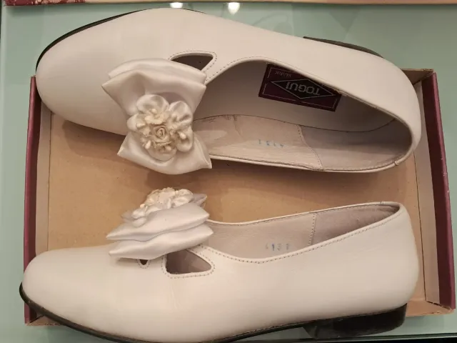 Zapatos TOGUI blancos con lazo y flor
