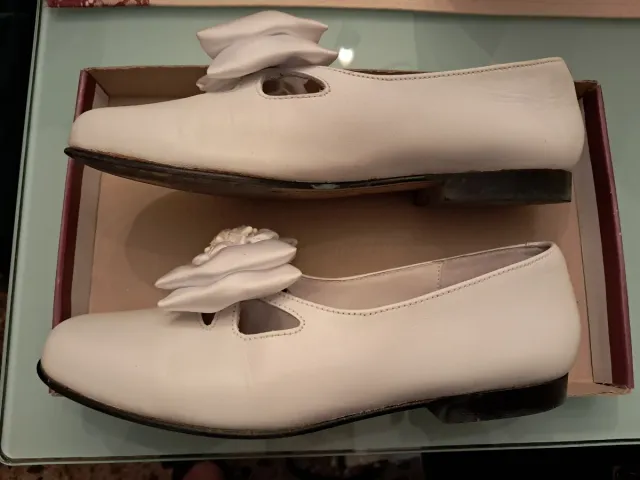 Zapatos TOGUI blancos con lazo y flor