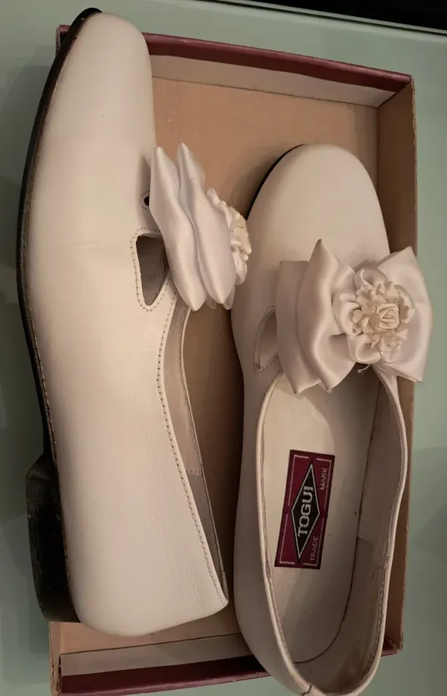 Zapatos TOGUI blancos con lazo y flor