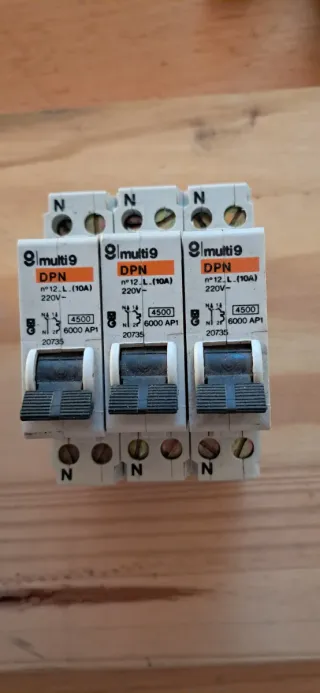 2 x Magnetotérmico Multi9 DPN 10A 220V