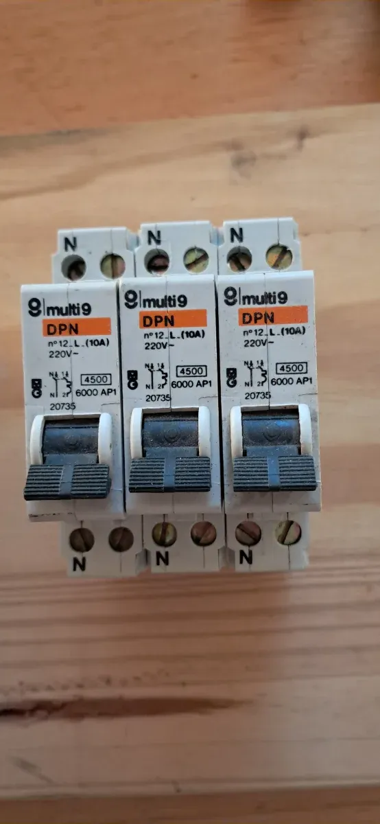 2 x Magnetotérmico Multi9 DPN 10A 220V