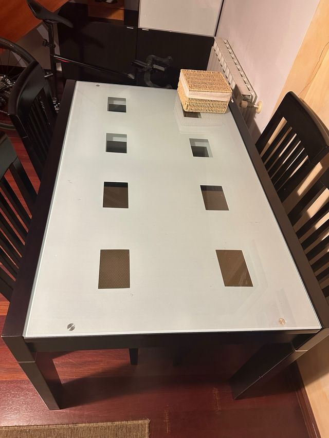 Mesa comedor cristal y sillas madera