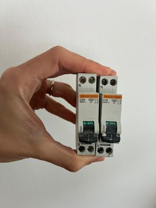 2 PIA Merlin Gerin C25 y C16