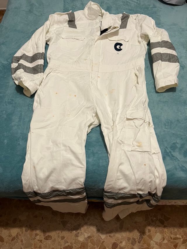 Buzo de trabajo blanco con bolsillos