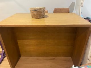 Mesa de madera maciza con cestería
