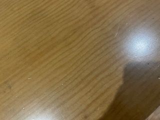 Mesa de madera maciza con cestería