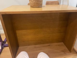 Mesa de madera maciza con cestería