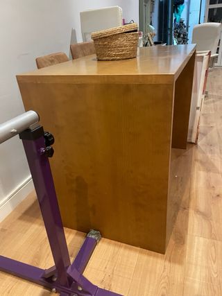 Mesa de madera maciza con cestería