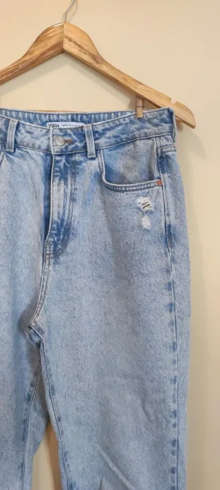 Pantalón vaquero Zara desgastado