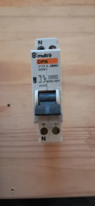 Magnetotérmico Multi9 DPN 20A 220V