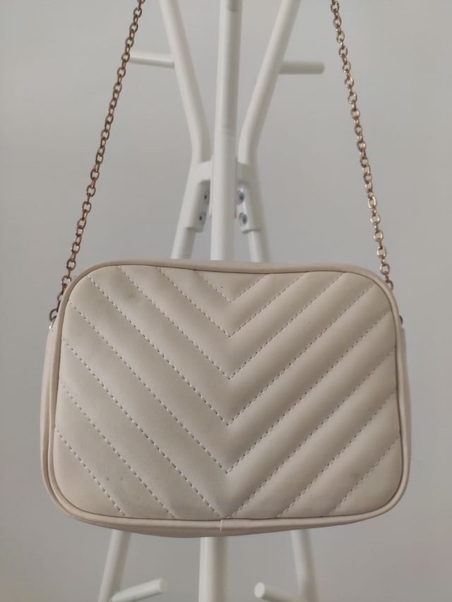 Bolso pequeño blanco crudo con cadena dorada
