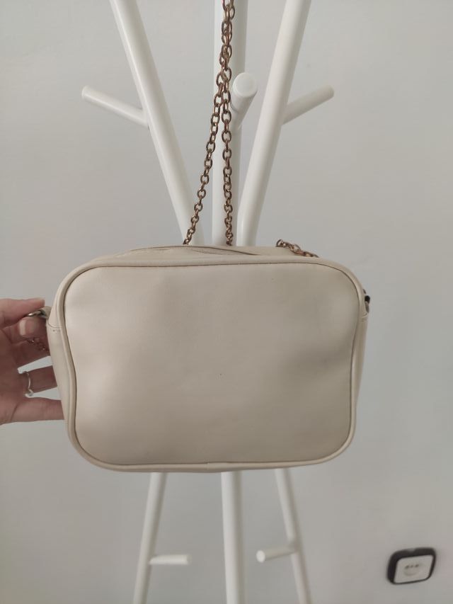 Bolso pequeño blanco crudo con cadena dorada