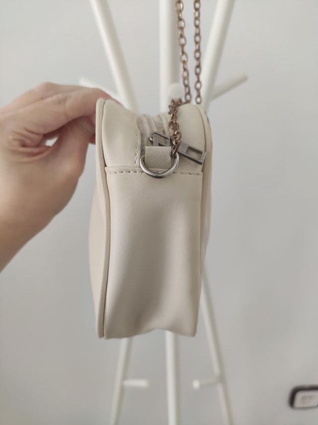 Bolso pequeño blanco crudo con cadena dorada