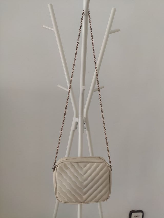 Bolso pequeño blanco crudo con cadena dorada