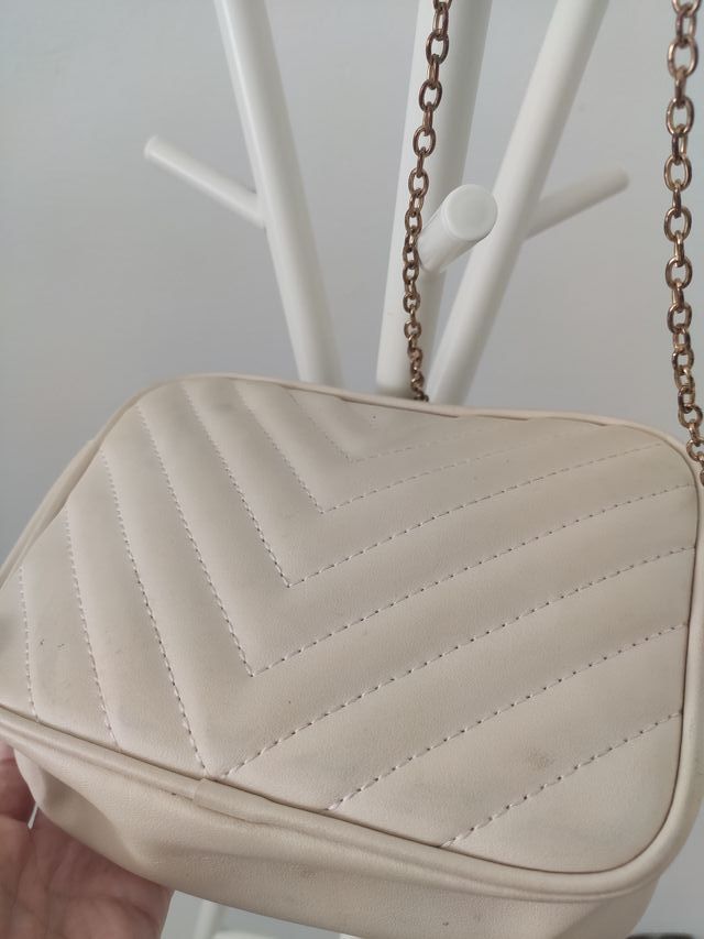 Bolso pequeño blanco crudo con cadena dorada