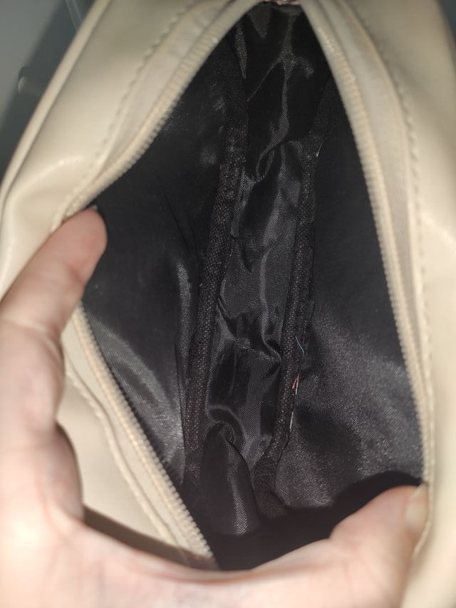 Bolso pequeño blanco crudo con cadena dorada