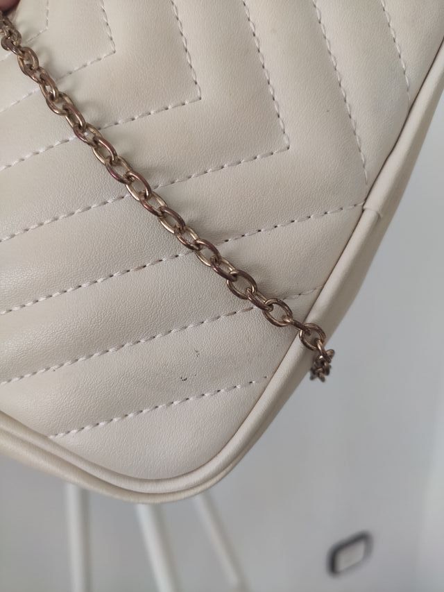 Bolso pequeño blanco crudo con cadena dorada