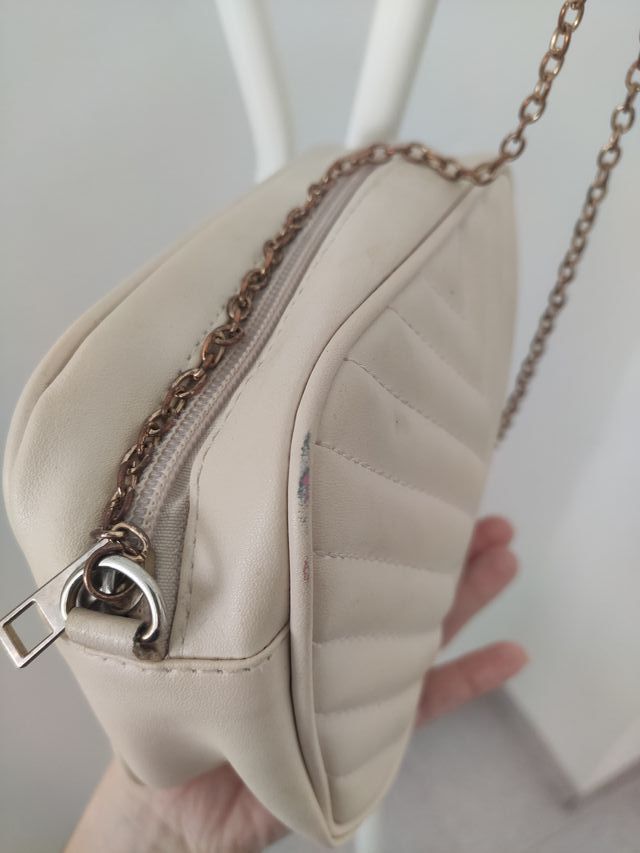 Bolso pequeño blanco crudo con cadena dorada