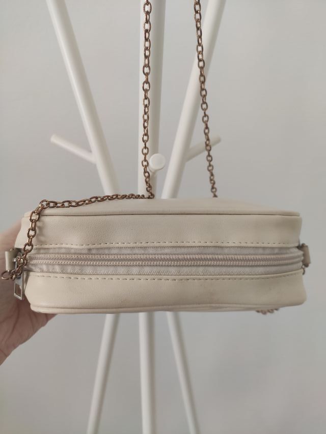 Bolso pequeño blanco crudo con cadena dorada