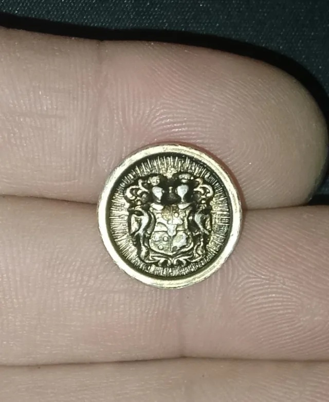 Botón militar antiguo con escudo