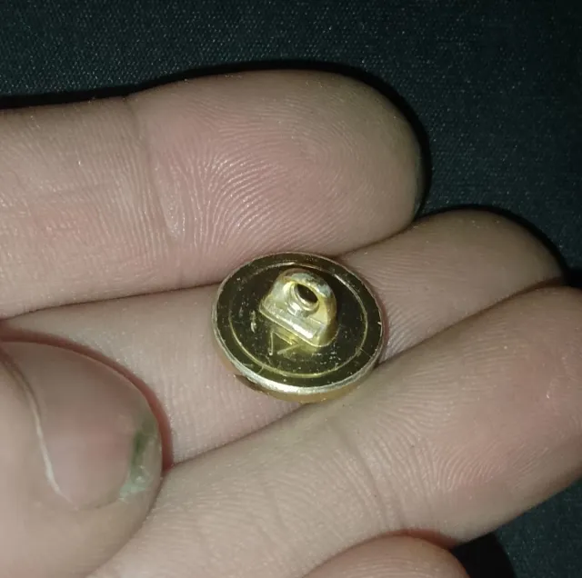 Botón militar antiguo con escudo