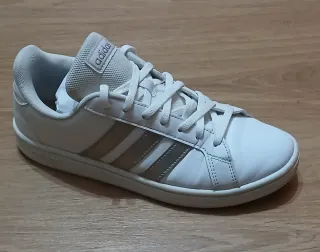 Zapatillas Adidas Blancas y Doradas