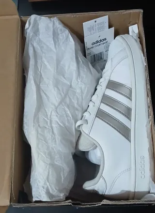 Zapatillas Adidas Blancas y Doradas