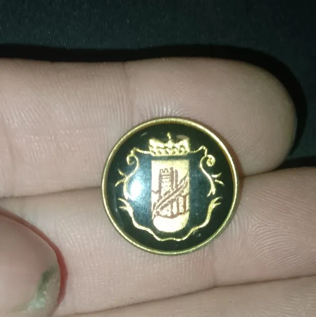 Botón militar antiguo con escudo