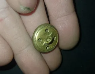 Botón militar antiguo con escudo