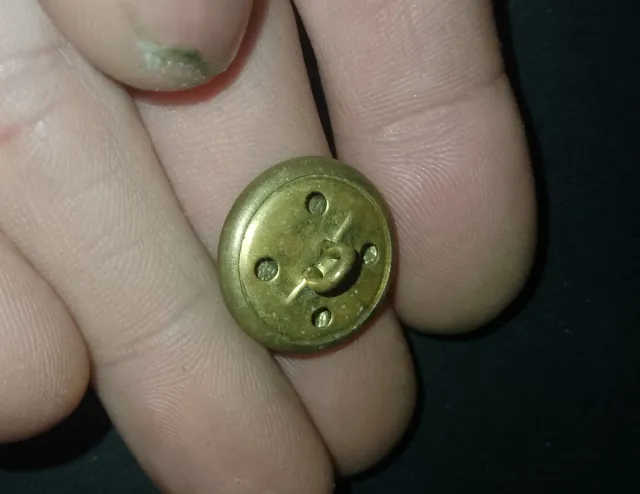 Botón militar antiguo con escudo