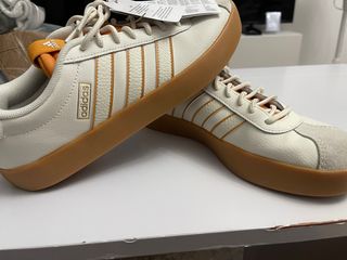 Zapatos Adidas Beige y Dorado, Con su etiqueta 