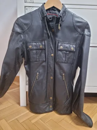 Cazadora efecto piel negra