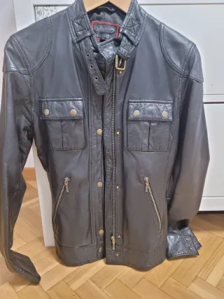 Cazadora efecto piel negra