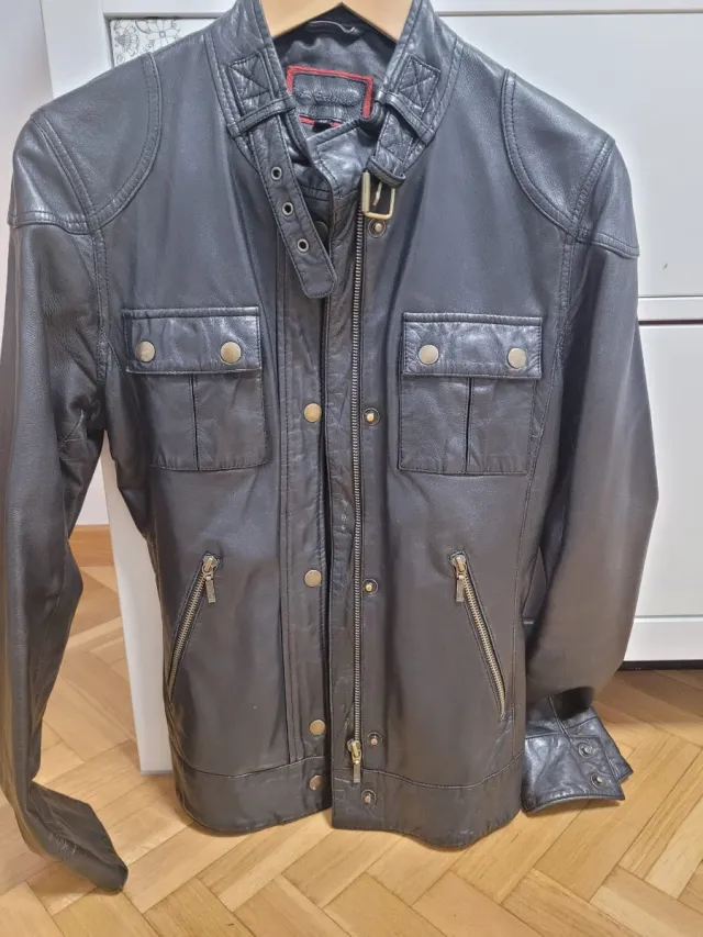 Cazadora efecto piel negra