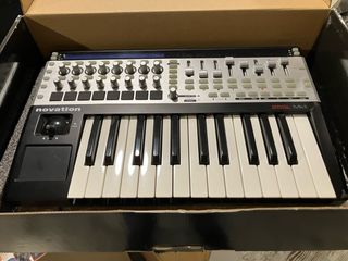Controlador MIDI Novation SL MkII 25