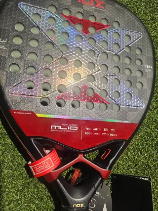 Pala de pádel Nox 18K Carbon.